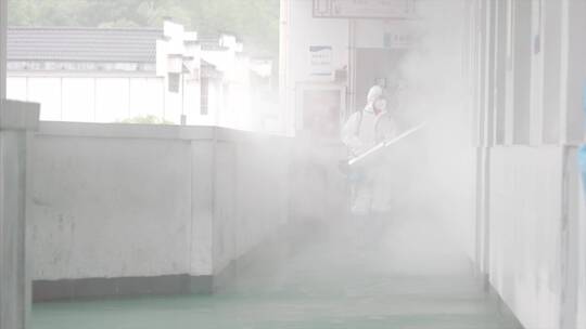 工作人员用雾化机在学校内进行消杀作业