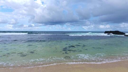 航拍大气大海翻滚海浪浪花