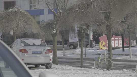 黑龙江牡丹市积雪道路旁车辆和和共享单车视频素材模板下载
