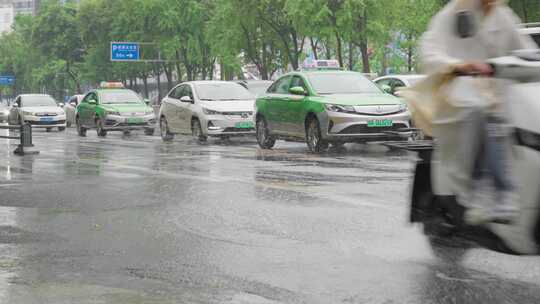 合集下雨天城市车流交通城市人流人群过马路