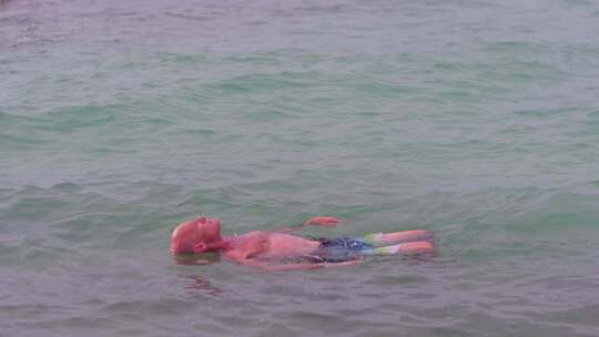泰国芭提雅海上游客游泳