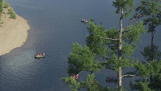 大兴安岭游客在河流乘坐橡皮船漂流