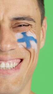 脸上画着芬兰国旗微笑的男人
