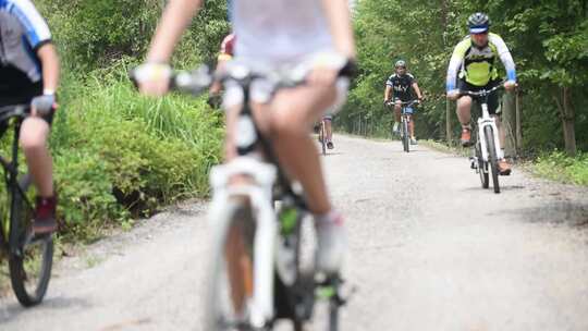 武汉山路骑行多人正面