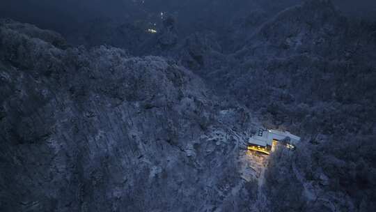 湖北武当山深山民宿冬天大雪夜晚灯光