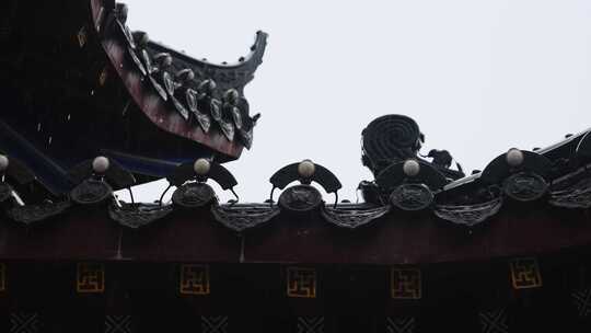 古风建筑屋檐下雨雨滴雨季雨水滴落地面上视频素材模板下载