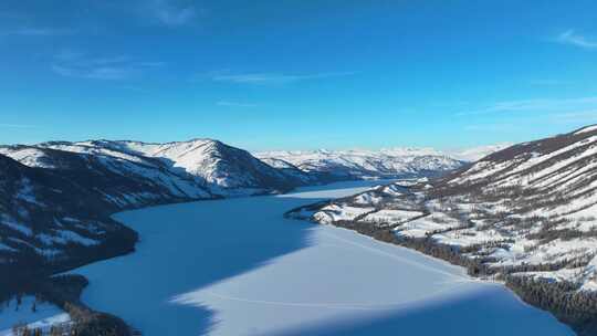航拍新疆阿勒泰地区喀纳斯湖冬季雪景景观视频素材模板下载