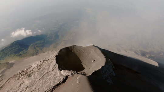 晴天危地马拉富埃戈火山火山口的鸟瞰图