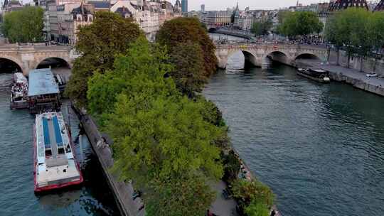 城市航拍法国巴黎塞纳河畔游艇桥梁汽车交通