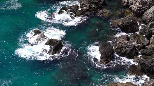 实拍蓝色海浪冲刷礁石4K视频素材