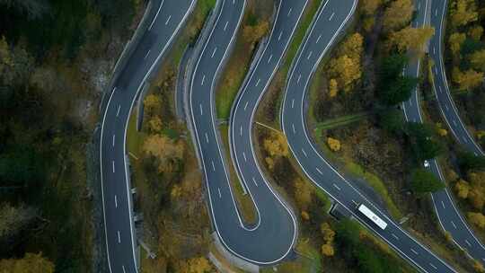 Maloja Pass山脉中的折返路