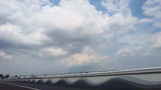 杭州钱塘江江边遥望远处的江东大桥