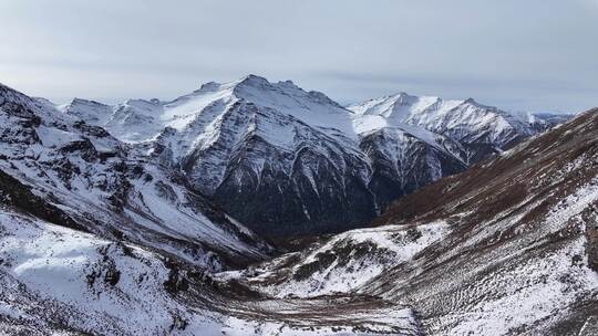 航拍四川阿坝岷山山脉雪山群峰风光