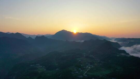 4K高空穿云航拍山区日出3