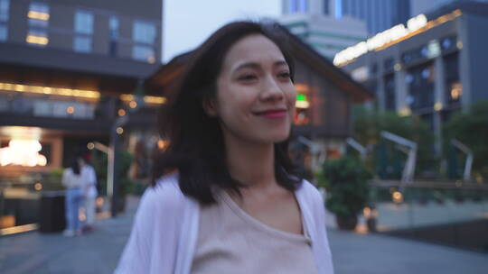 美丽中国女青年开心走在傍晚城市街头