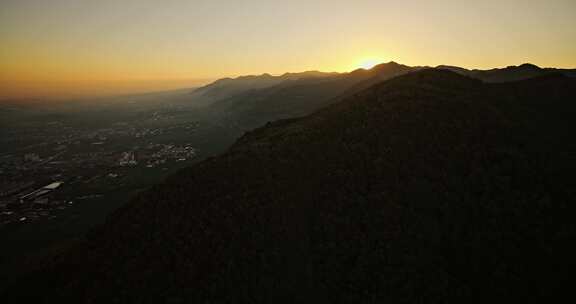 山顶眺望城市全貌的壮阔景象陕西秦岭骊山