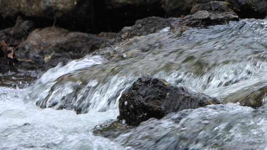 大山里的小溪河流石头水花唯美生态慢镜头视频素材模板下载