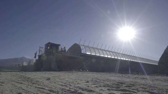 高端大气蔬菜大棚建设智慧农业拖拉机驶过视频素材模板下载