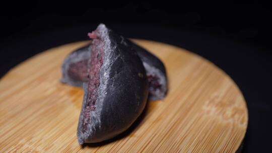 五黑桑葚紫米饼粗粮代餐零食健康饱腹视频素材模板下载