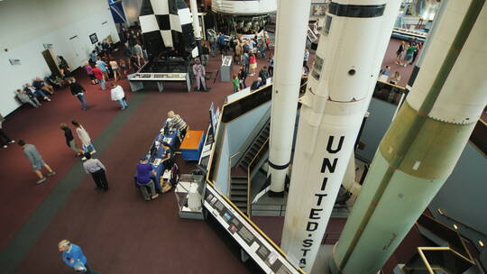 太空博物馆里的火箭和飞机