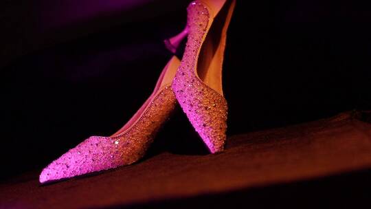 婚礼晨拍高跟鞋粉紫色灯光