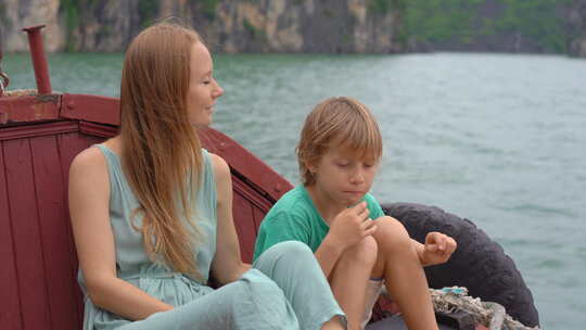 母亲和儿子游客参观越南下龙湾国家公园