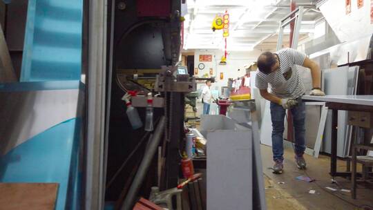 焊接工在工厂打磨金属视频素材模板下载