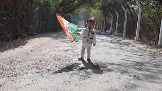 白天从平角挥舞印度三色国旗的小孩
