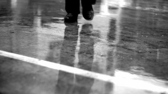 街道行人走路下雨