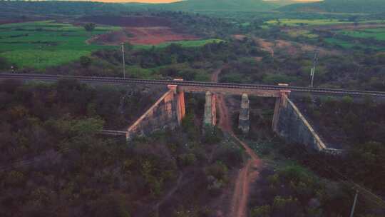 一架无人机拍摄了一座旧混凝土铁路桥，铁轨
