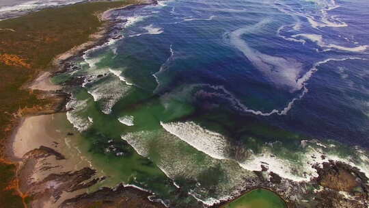 海浪到达海滩海岸的鸟瞰图