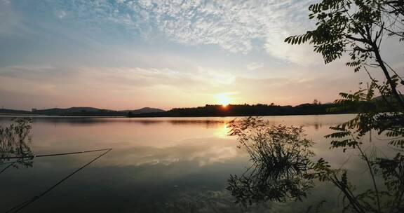 夕阳下水库边的垂钓延时