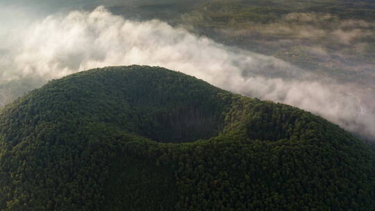 清晨云雾中的火山口