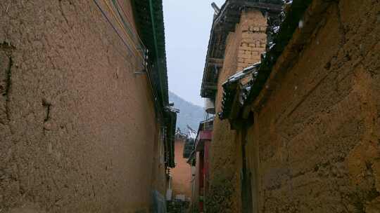 乡村土墙小巷雪景