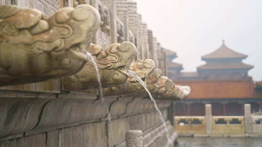 北京故宫雨中千龙吐水视频慢镜头