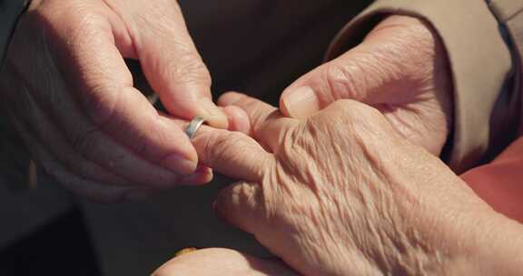 老人老年丈夫给妻子戴结婚戒指