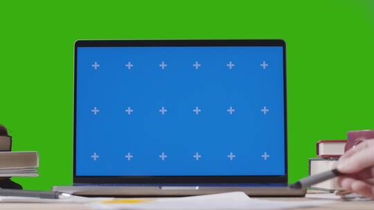 绿幕前的蓝屏笔记本电脑特写