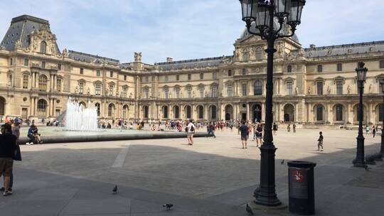 参观法国卢浮宫的人们视频素材模板下载