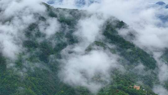 云雾中的大山