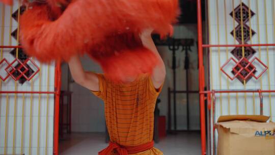 舞动狮子头的男孩