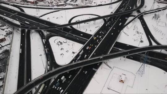 冬季城市一座汽车桥上的交通堵塞鸟瞰图