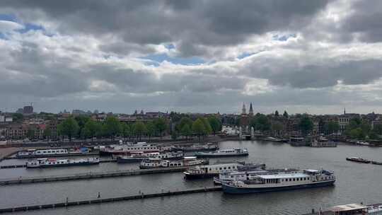 多云天的阿姆斯特丹全景