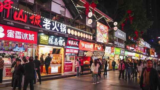 重庆八一路好吃街小吃街人群夜景延时合集