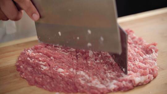 肉掉落在案板上 剁肉馅 搅拌肉馅 和肉馅