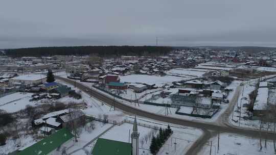 冬季乌拉尔村庄的鸟瞰图，有房屋和道路