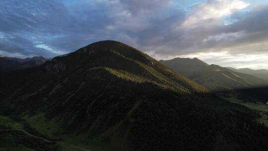 航拍格聂神山草原落日夕阳晚霞