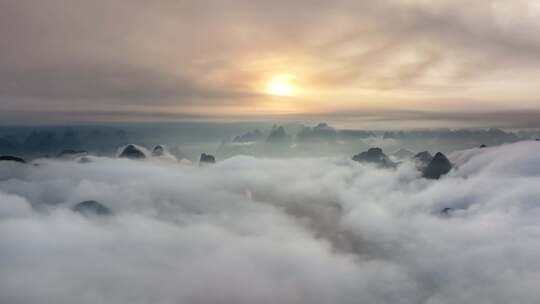 早晨时分桂林漓江山脉峡谷大气日出云海