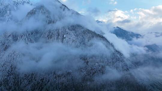 西藏察隅县雪山云雾航拍