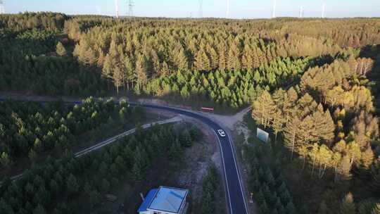 森林公路  航拍开车 航拍 山林驾驶汽车 4k视频素材模板下载