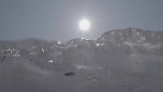 阳光融化冰雪冬天冰层下的阳光LOG